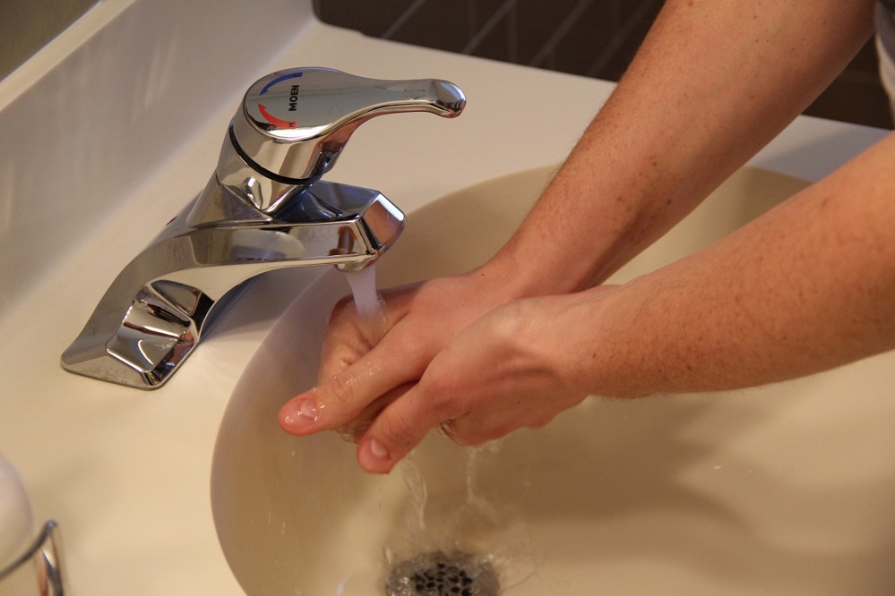 Мийте ръцете си поне 10 пъти на ден
